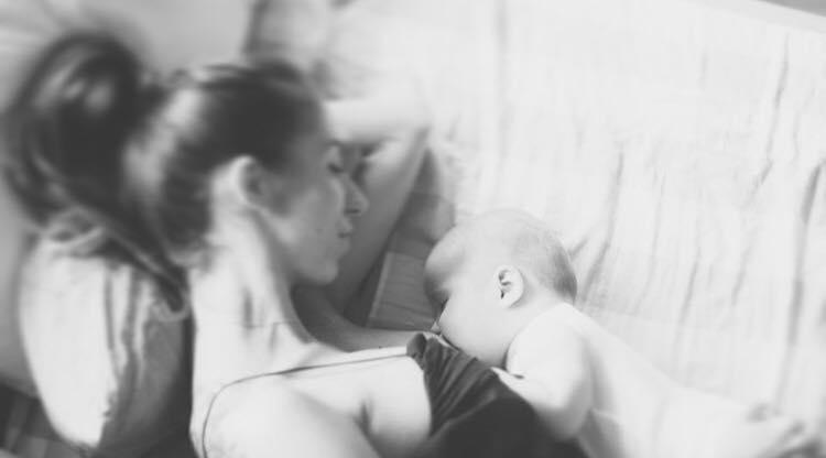 alaptare, bebelus alaptat, maternitate, mama