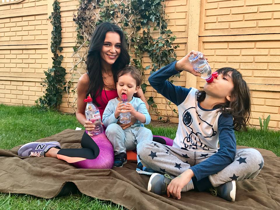 Ruxandra Luca, 7 metode prin care imi conving copiii sa bea mai multa apa