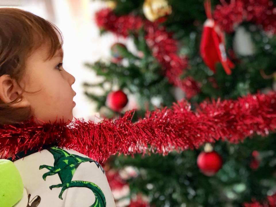 copiii si bradul de Craciun