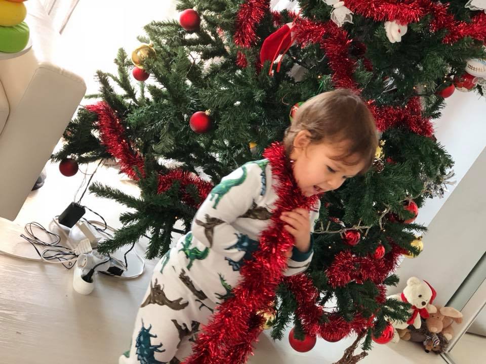 copiii si bradul de Craciun