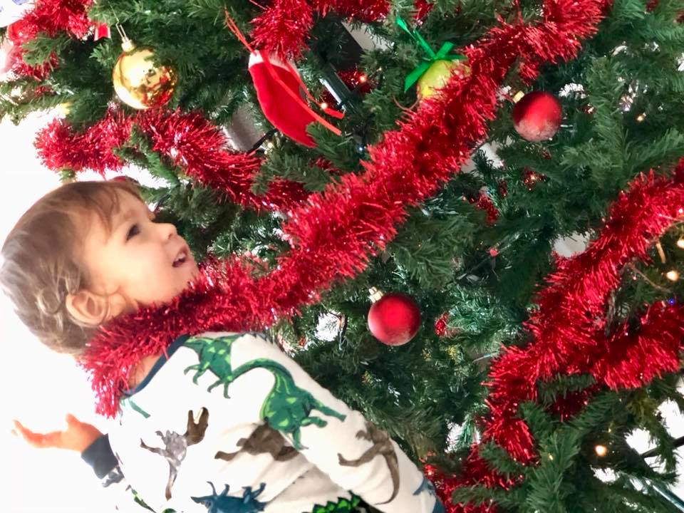 copiii si bradul de Craciun