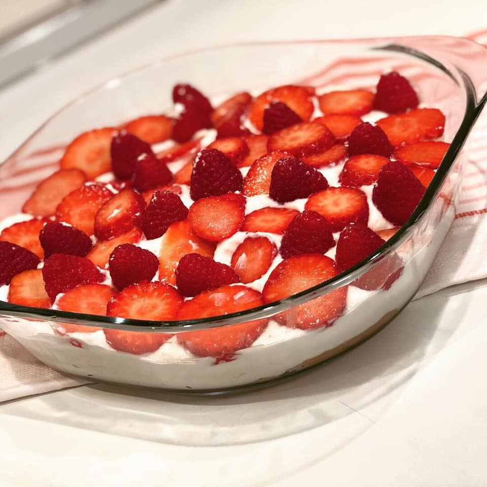 Cheesecake cu căpșuni și zmeură (fără coacere) 