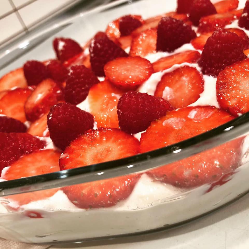 Cheesecake cu căpșuni și zmeură (fără coacere) 