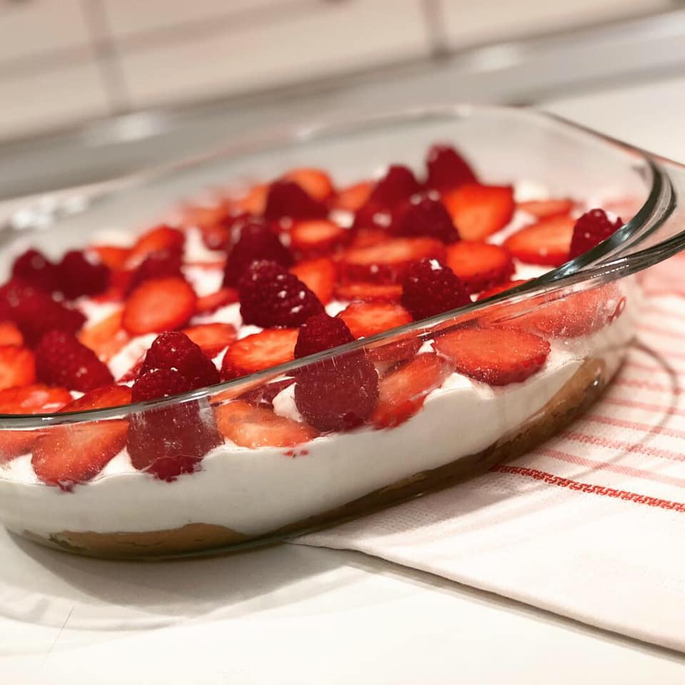 Cheesecake cu căpșuni și zmeură (fără coacere) 