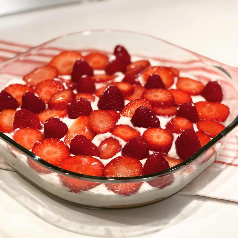 Cheesecake cu căpșuni și zmeură (fără coacere)