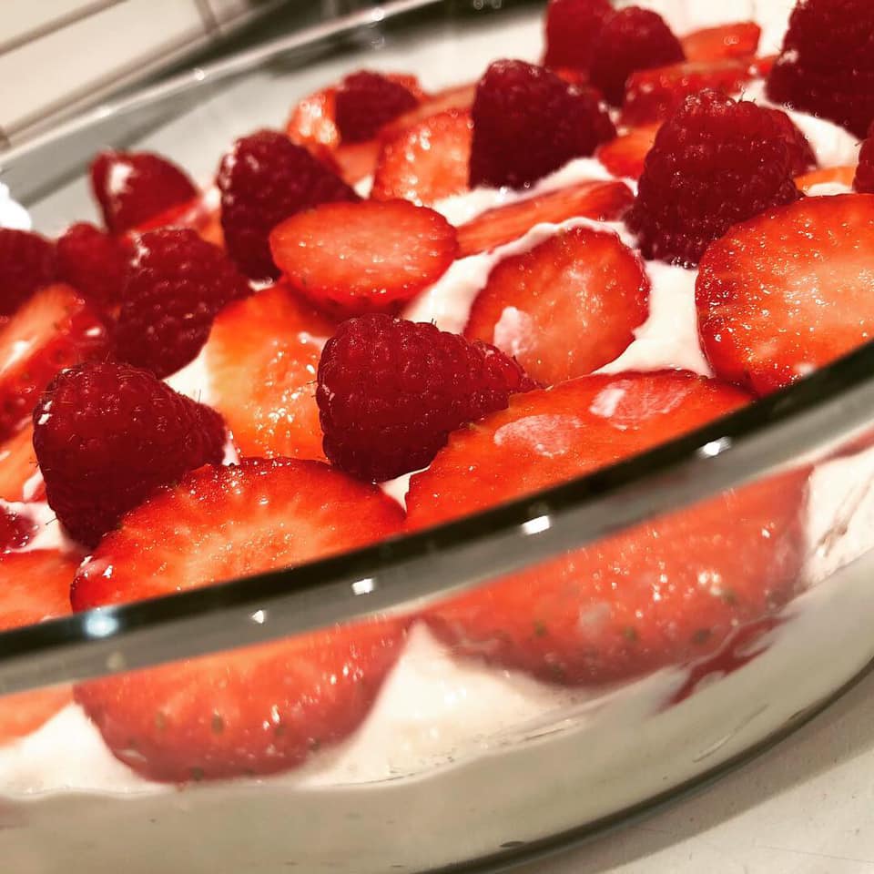 Cheesecake cu căpșuni și zmeură (fără coacere) 