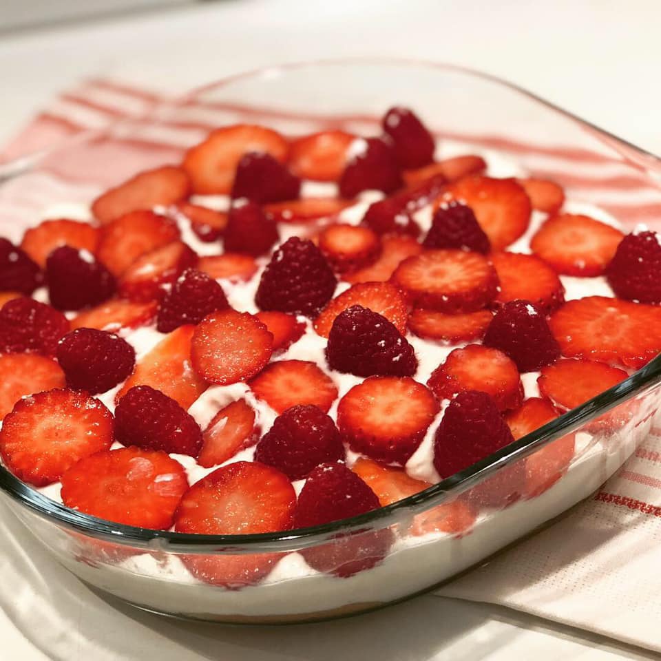 Cheesecake cu căpșuni și zmeură (fără coacere)