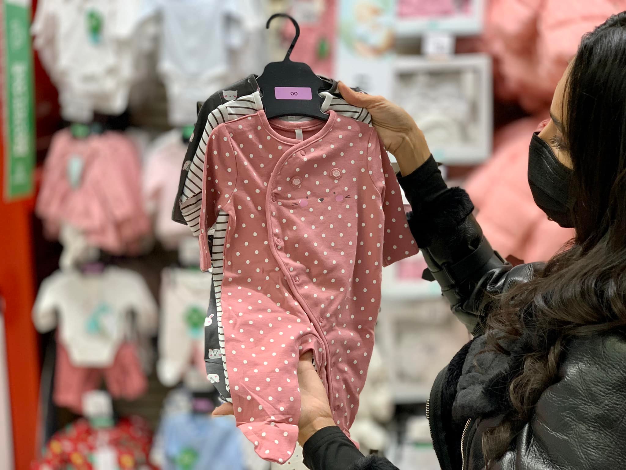 4 lucruri musai de luat în calcul, ca să alegi ușor și bine hainele bebelușului. Plus câteva propuneri vestimentare marca TEX de la Carrefour (p)